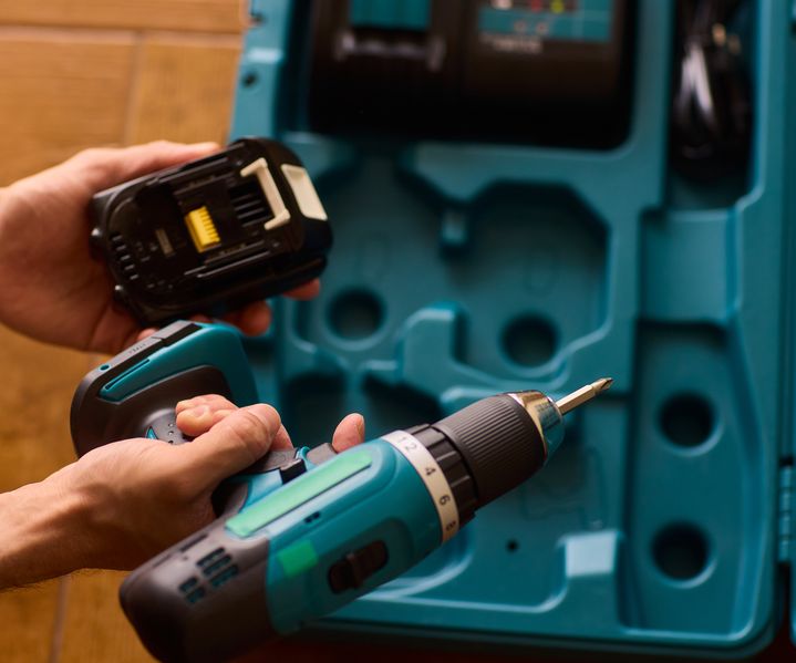 Mehrere Werkzeugakkus sind einsatzbereit geladen und ermöglichen mobiles Arbeiten.