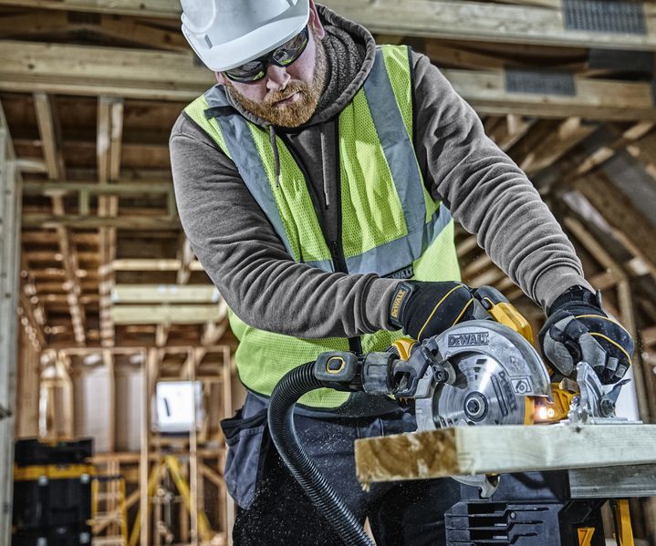 Eine Kreissäge schneidet Holzmaterial exakt zu und sorgt für saubere Schnittkanten.