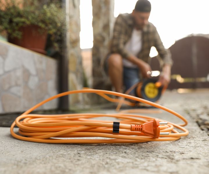 Ein Verlängerungskabel liegt aufgewickelt bereit und versorgt Elektrowerkzeuge mit Strom