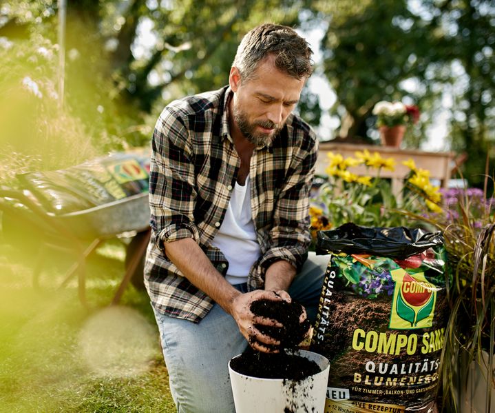 Säcke mit Blumenerde sind gestapelt und bereit für das Bepflanzen von Beeten und Kübeln.