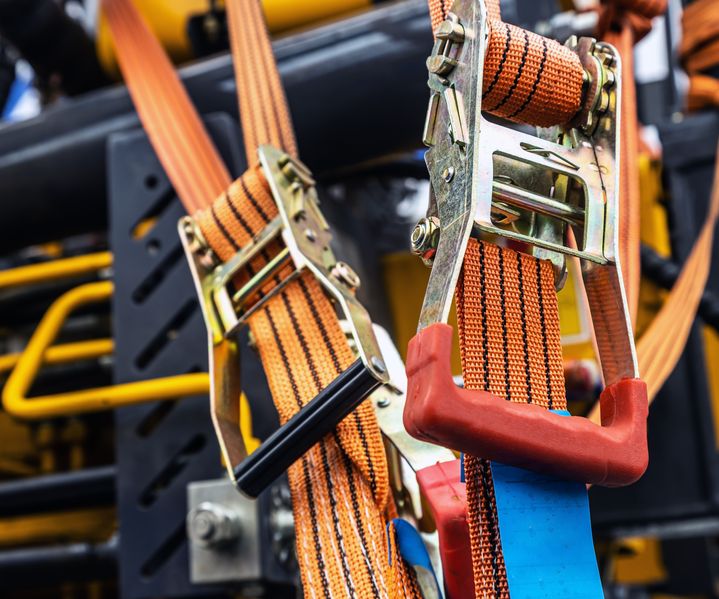 Mehrere Spanngurte liegen zusammengerollt bereit und dienen zur sicheren Fixierung von Ladegut.