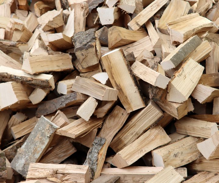 Gespaltenes Kaminholz ist ordentlich aufgeschichtet und bereit für den Einsatz im Ofen.