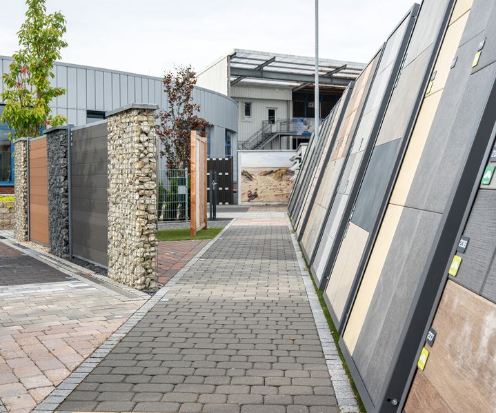 Ein moderner Gartenzaun aus Holz grenzt ein gepflegtes Grundstück harmonisch ab.