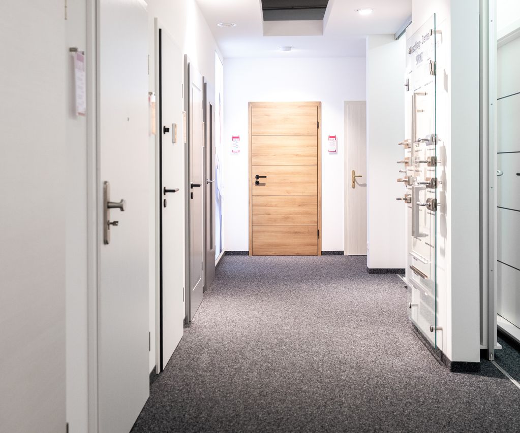 Mehrere Haustüren in unterschiedlichen Farben und Materialien stehen in der Ausstellung zur Auswahl.