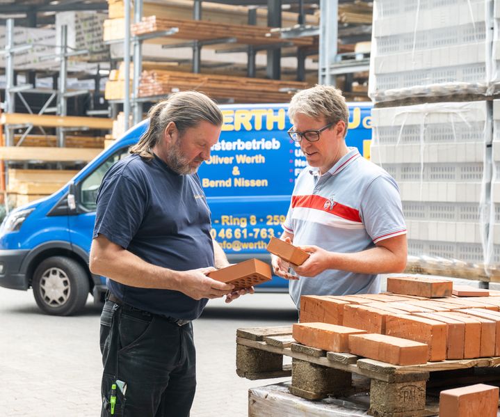 Natursteinpflaster ist in einem gleichmäßigen Verband verlegt und verleiht dem Außenbereich eine hochwertige Optik.