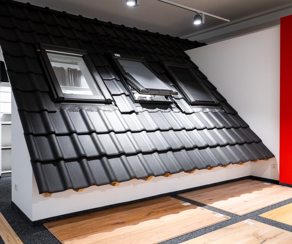 In der Ausstellung zum Bereich Dach werden verschiedene Dachziegel, Dämmstoffe und Zubehör übersichtlich präsentiert.