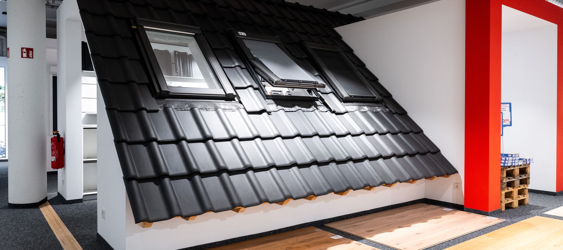 In der Ausstellung zum Bereich Dach werden verschiedene Dachziegel, Dämmstoffe und Zubehör übersichtlich präsentiert.