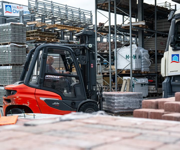 Gerumpeltes Pflaster mit unregelmäßiger Kantenstruktur erzeugt eine lebendige, rustikale Optik im Außenbereich.