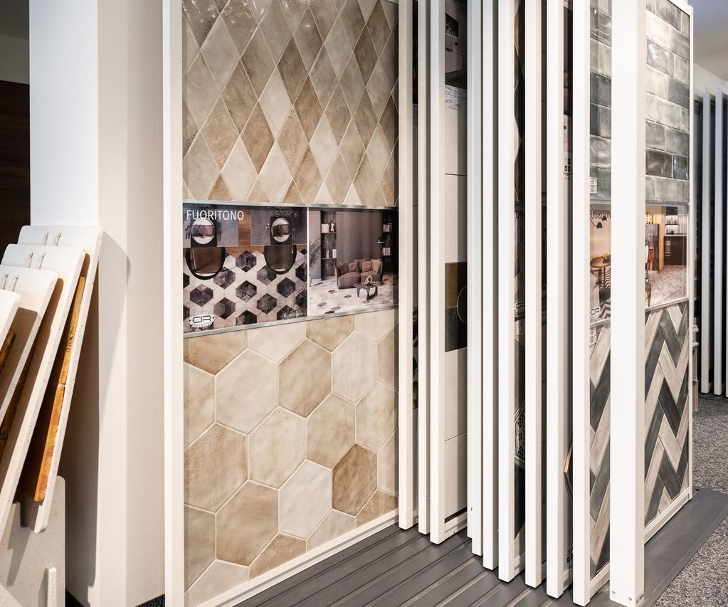 Detailaufnahme moderner Wandfliesen mit strukturierter Oberfläche und sauberer Verfugung.