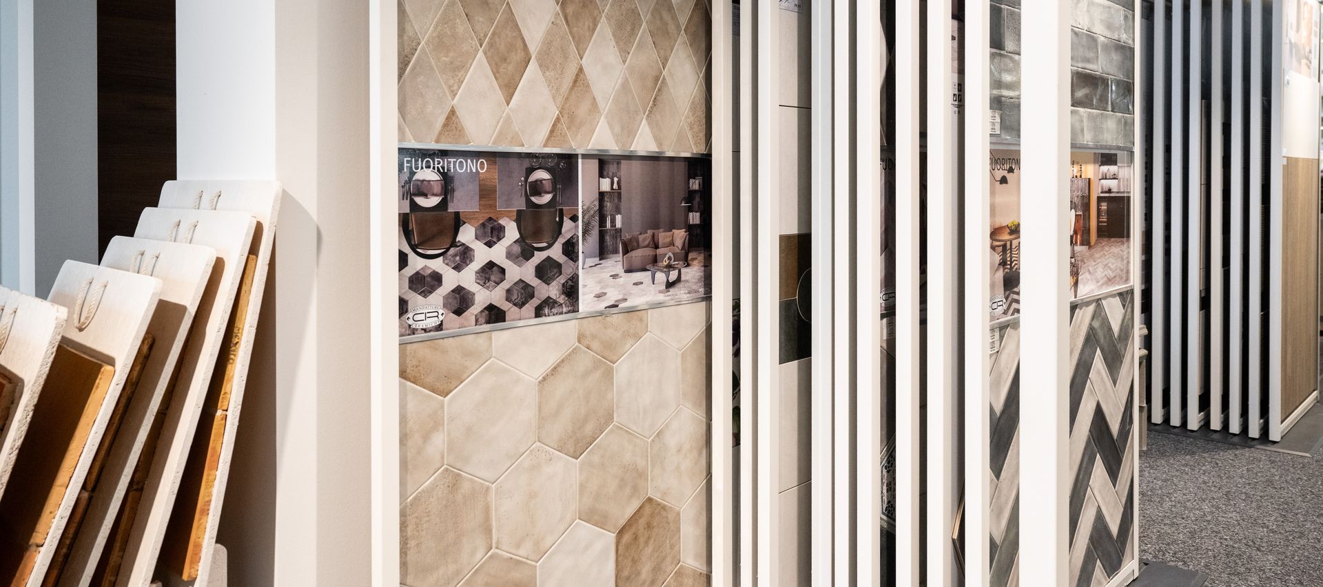 Detailaufnahme moderner Wandfliesen mit strukturierter Oberfläche und sauberer Verfugung.