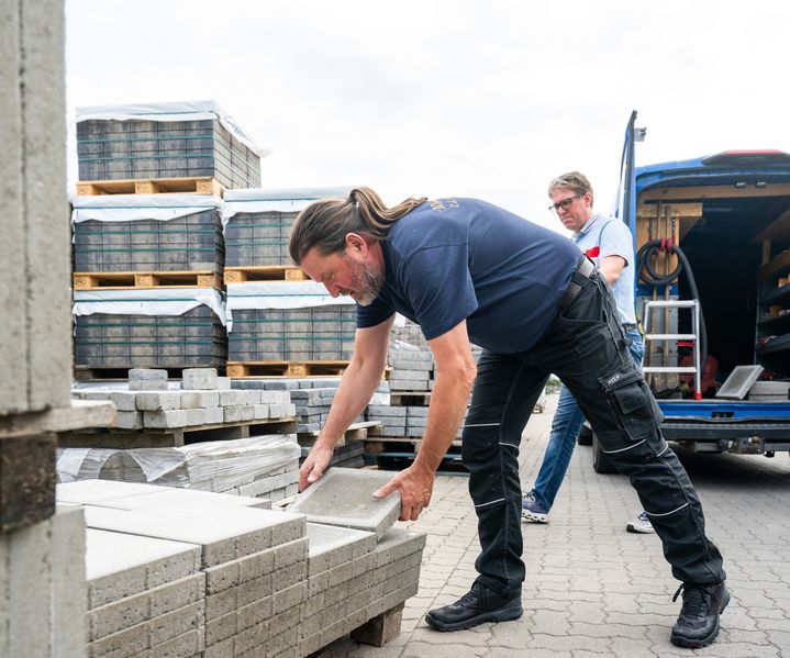 Ökopflaster mit offenen Fugen ist verlegt und ermöglicht die Versickerung von Regenwasser auf der Fläche.