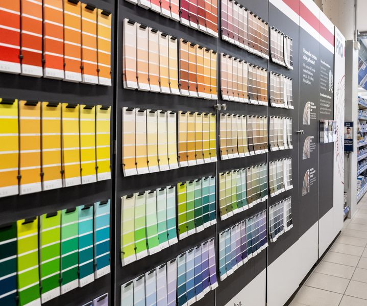 Eine Wand wird mit einer Farbrolle gleichmäßig mit Wandfarbe gestrichen.