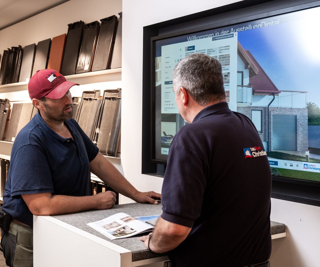 Eine Beratungssituation im Ausstellungsbereich zeigt die Auswahl verschiedener Materialien.