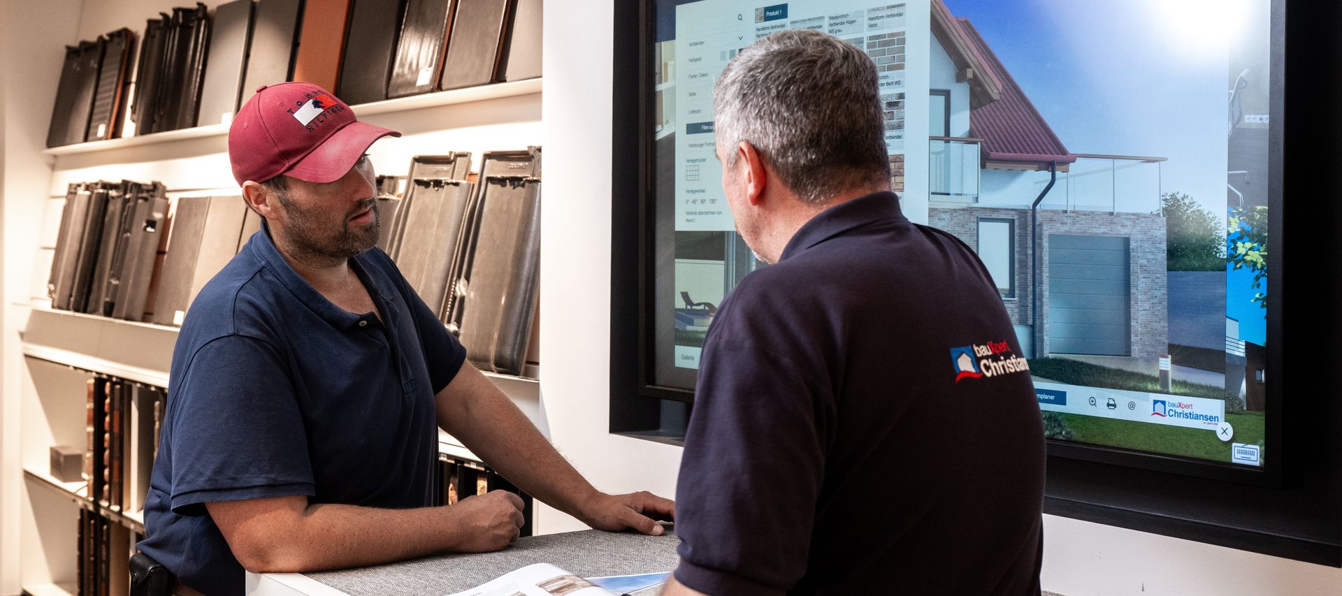 Eine Beratungssituation im Ausstellungsbereich zeigt die Auswahl verschiedener Materialien.