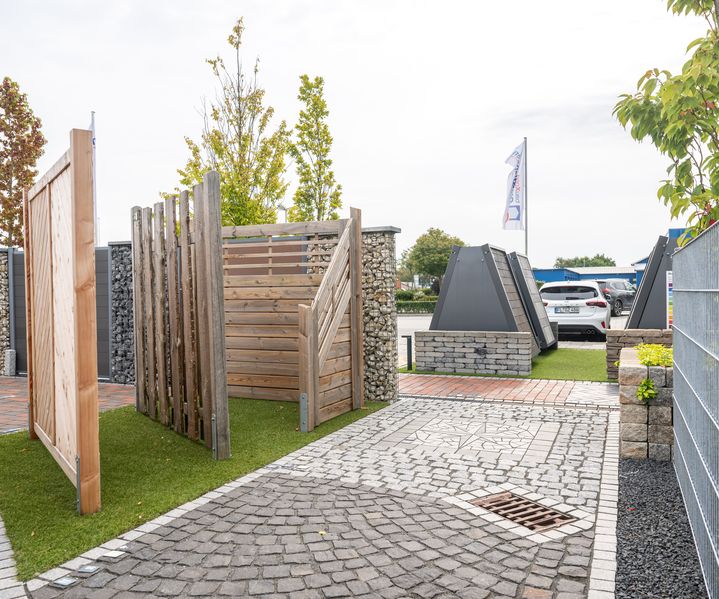 Ein moderner Sichtschutzzaun mit dekorativen Elementen setzt gestalterische Akzente im Garten.