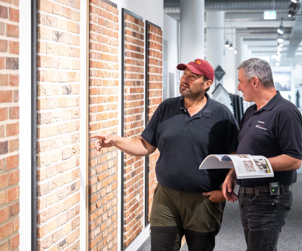 Eine Hausfassade ist mit hochwertigen Verblendern in natürlicher Steinoptik gestaltet.