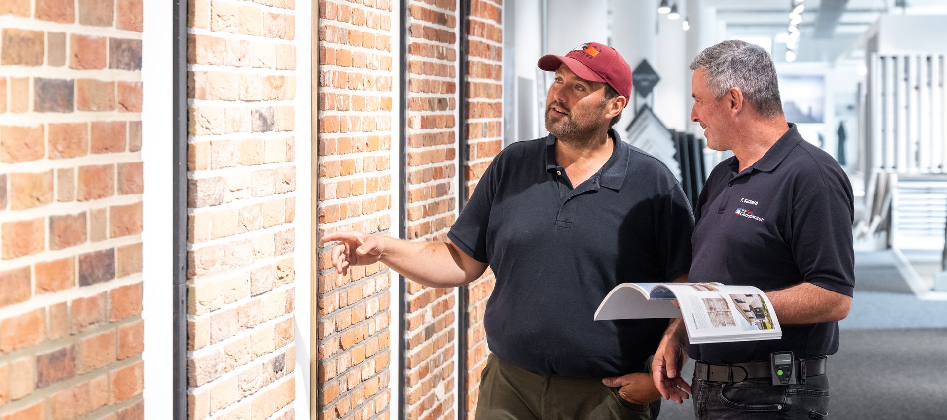 Eine Hausfassade ist mit hochwertigen Verblendern in natürlicher Steinoptik gestaltet.