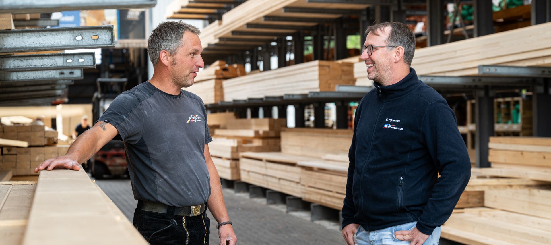 Ein Mitarbeiter berät Vertreter einer Zimmerei zu passenden Holz- und Baustofflösungen im Tiefbaubereich.
