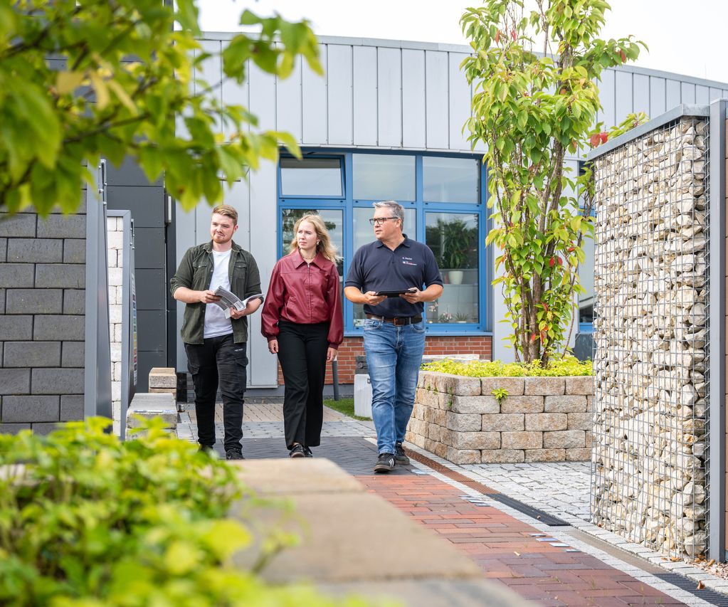 Ein moderner Gartenzaun aus Holz grenzt ein gepflegtes Grundstück harmonisch ab.