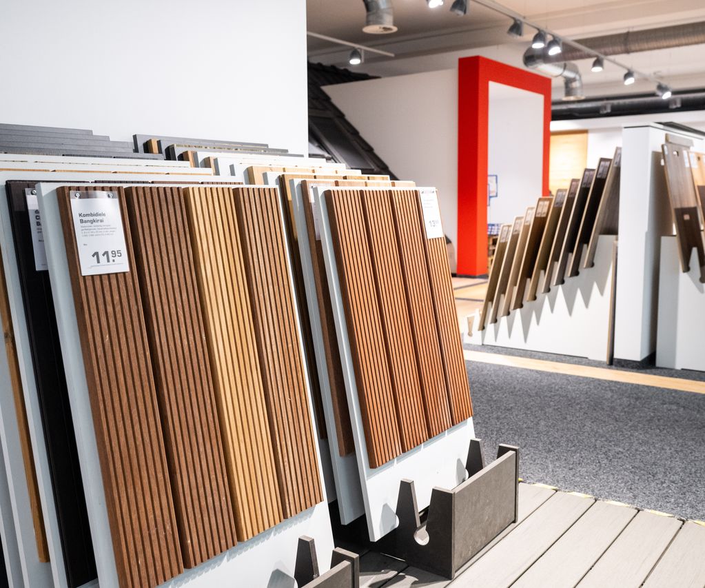 Eine Holzfassade wird mit einem Holzschutzanstrich behandelt, um sie vor Witterungseinflüssen zu schützen.