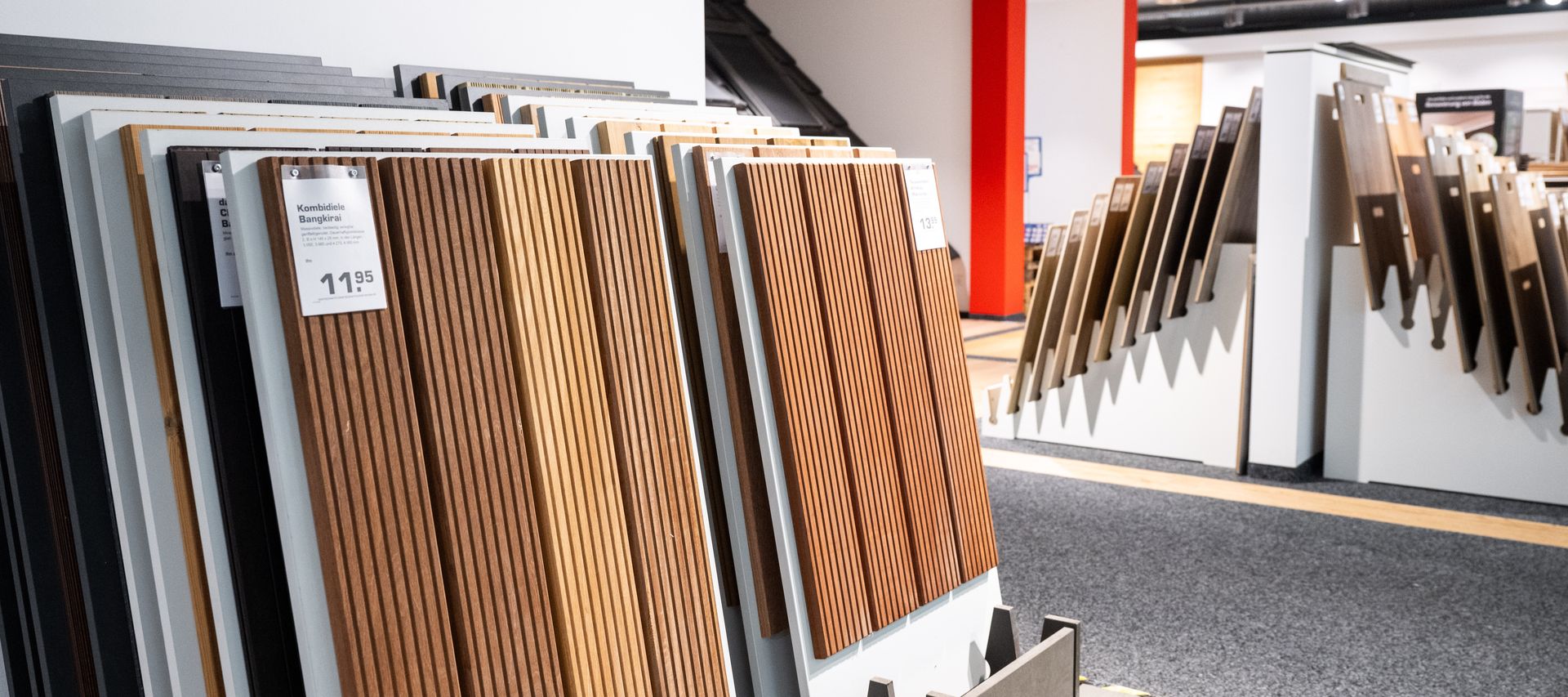 Eine Holzfassade wird mit einem Holzschutzanstrich behandelt, um sie vor Witterungseinflüssen zu schützen.