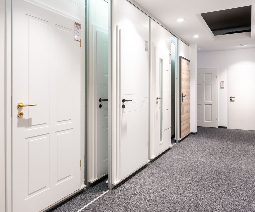 Mehrere Haustüren in unterschiedlichen Farben und Materialien stehen in der Ausstellung zur Auswahl.