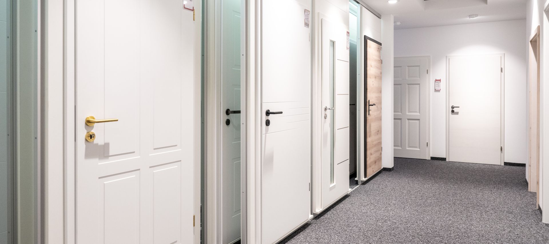 Mehrere Haustüren in unterschiedlichen Farben und Materialien stehen in der Ausstellung zur Auswahl.