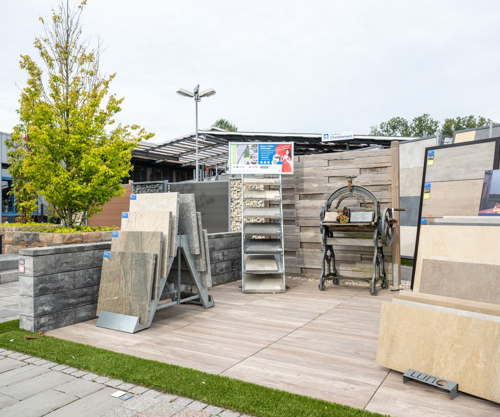 Muster von Terrassenplatten, Zäunen und dekorativen Steinen für den Außenbereich.