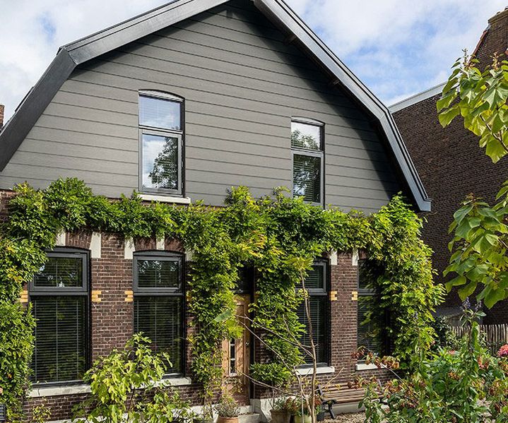 Eine moderne Fassade ist mit Cedral-Faserzementpaneelen verkleidet und zeigt eine klare, gleichmäßige Struktur.