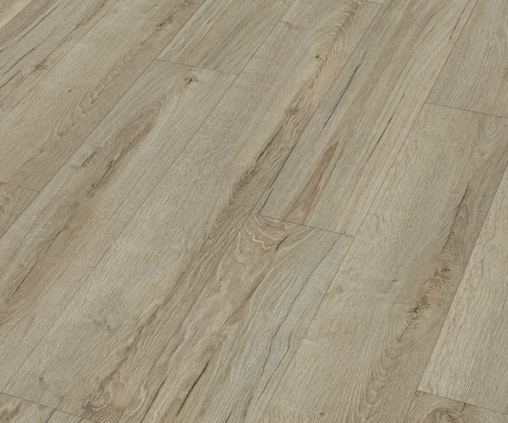 Ein Laminatboden in Holzoptik erstreckt sich gleichmäßig über den Raum und wirkt pflegeleicht und modern.