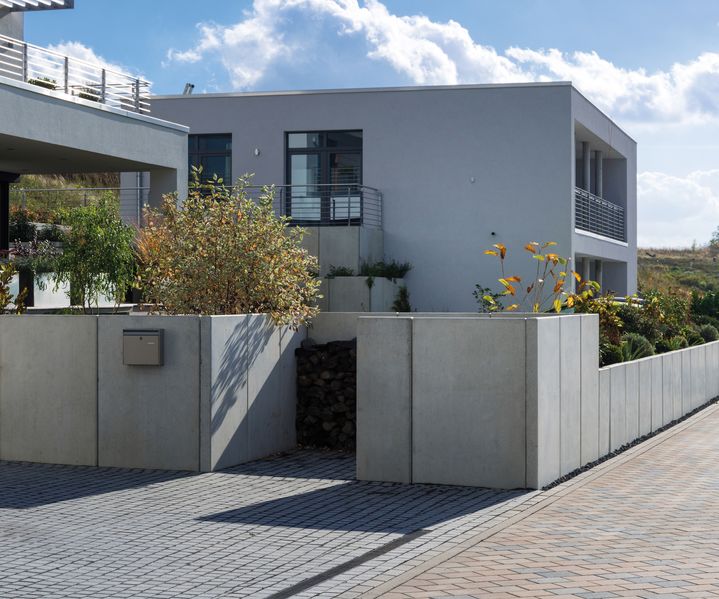 Beton-Winkelstützen als stabile Stützwand zur Sicherung eines Erdhangs im Außenbereich.