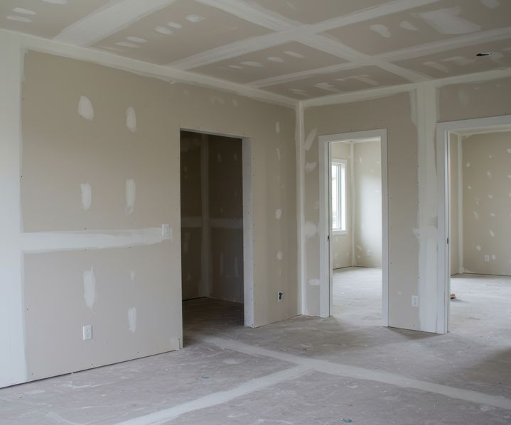 Mehrere Gipskartonplatten sind im Trockenbaubereich an die Wand angebracht.