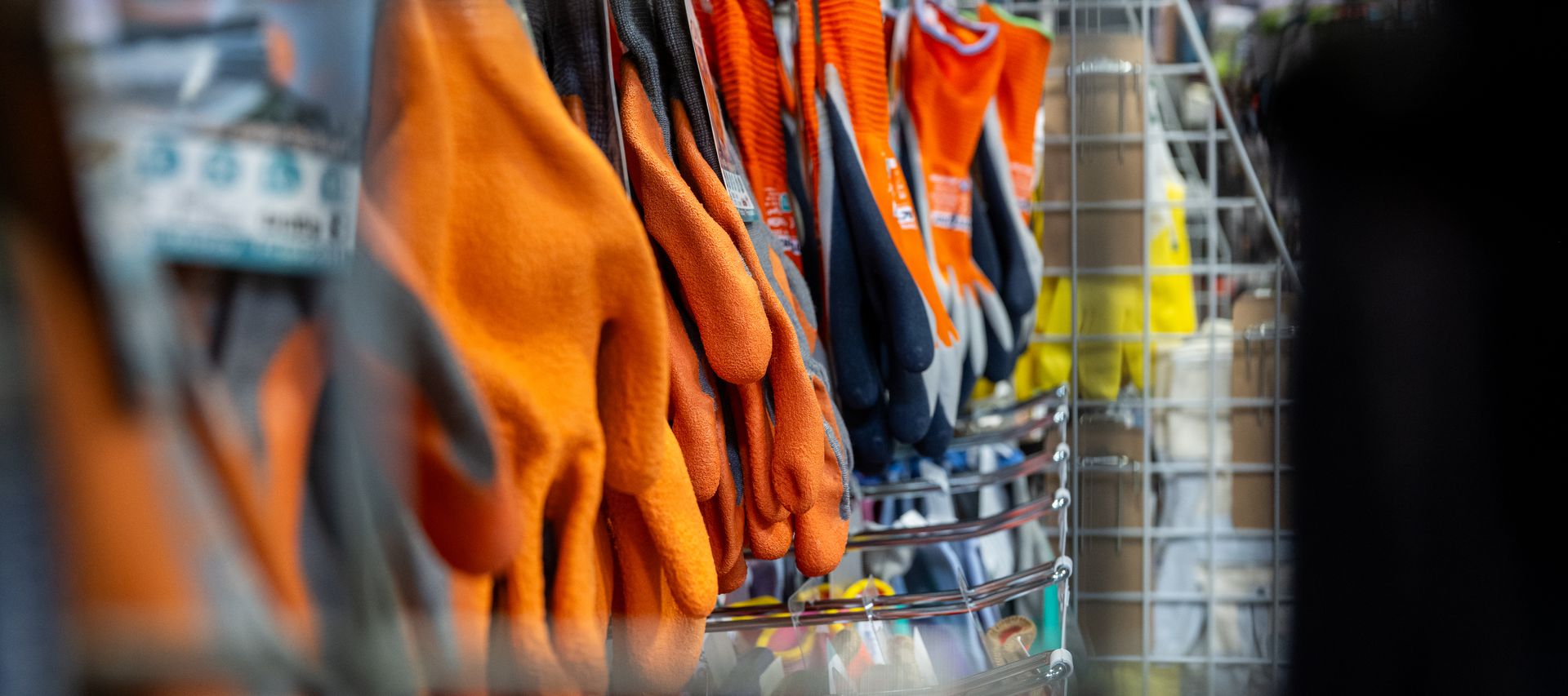 Strapazierfähige Arbeitshandschuhe liegen einsatzbereit und schützen die Hände bei handwerklichen Tätigkeiten.