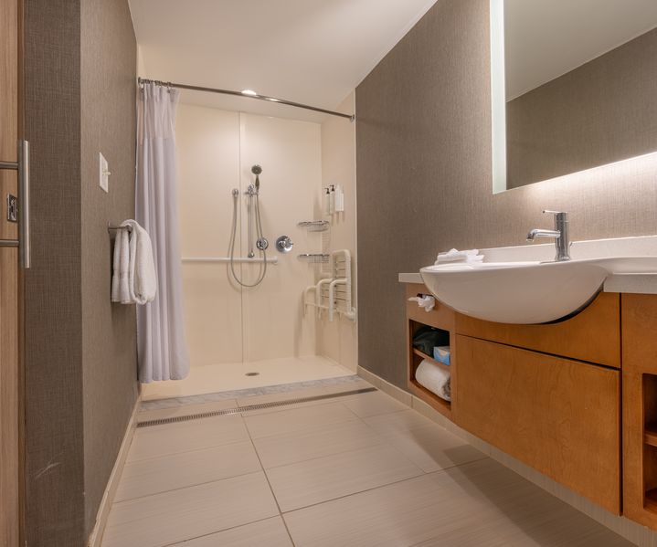 Eine breite Türöffnung ohne Schwelle erleichtert den Zugang zwischen zwei Räumen.