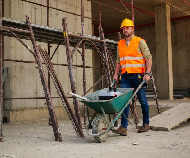 Eine Transporthilfe mit Rollen erleichtert das Bewegen schwerer Materialien auf der Baustelle.