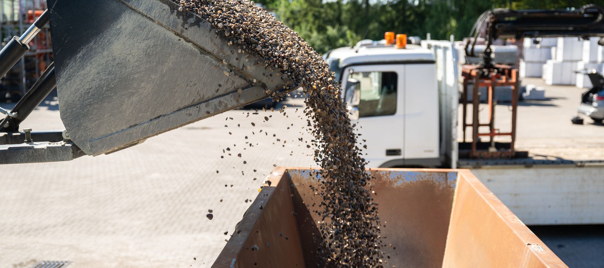 Kies ist als lose Schüttung auf einer Fläche verteilt und eignet sich für Wege, Einfahrten oder Beete.