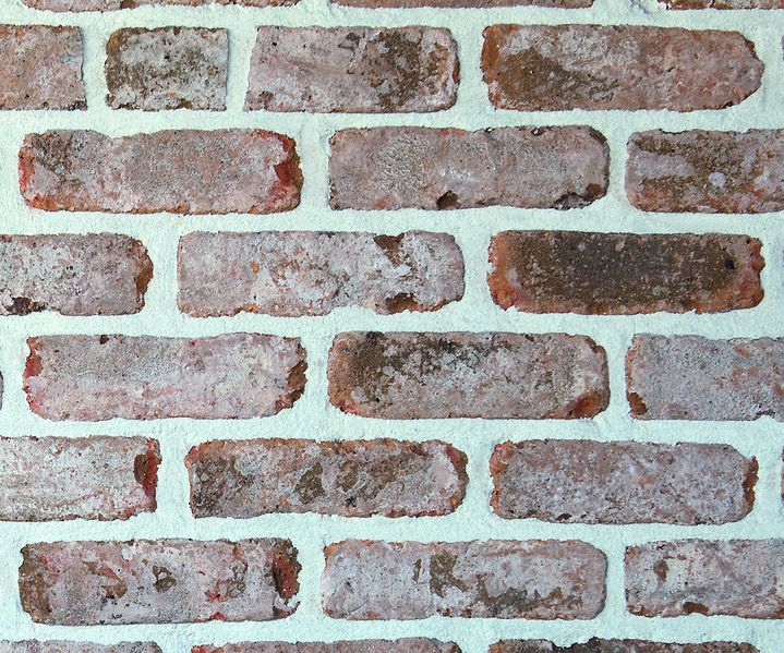 Detailaufnahme des gerumpelten Verblenders Xline Niebüll mit unregelmäßiger Kantenstruktur und rustikalem Farbspiel in Rot- und Grautönen