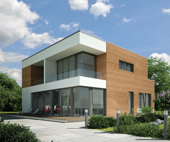 Zweigeschossiges Einfamilienhaus mit moderner Architektur, Holzfassade und Flachdach, umgeben von Garten, Terrasse und großer Fensterfront