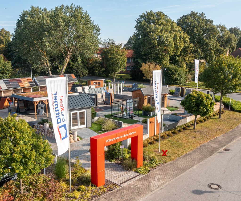 Luftaufnahme des Ideen-Gartens bei bauXpert Dittmer mit Musterhäusern, Ausstellungsflächen und Eingangstor mit rotem Bogen