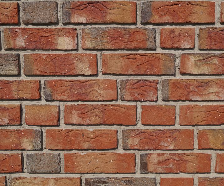 Detailaufnahme der Handform Klinkeroberfläche Xline Aukrug in warmen Rottönen mit lebendiger Struktur