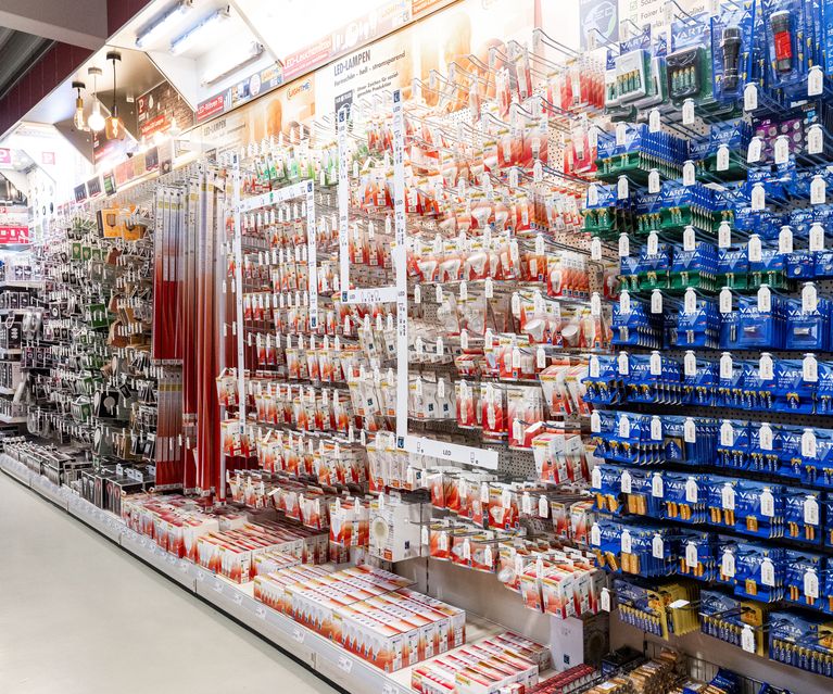 Verkaufsregal bei bauXpert Dittmer mit großer Auswahl an LED-Leuchtmitteln, Taschenlampen, Batterien und Zubehör