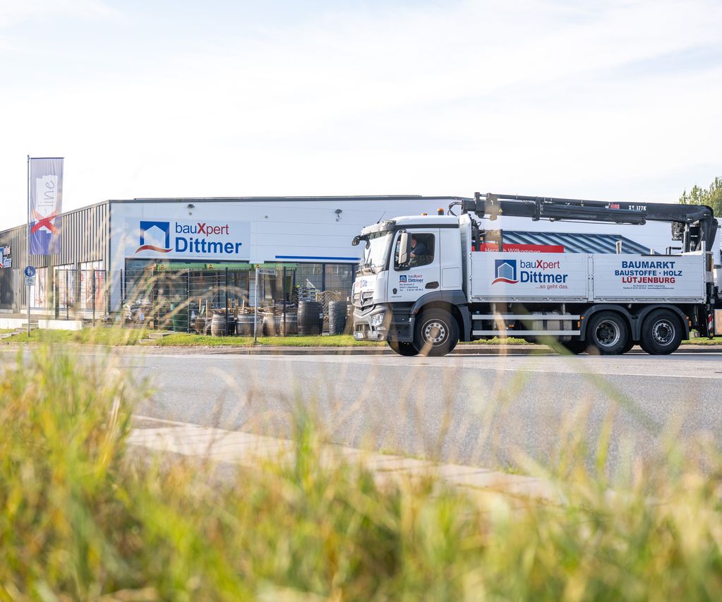 bauxpert dittmer aueßnansicht mit LKW Lütjenburg
