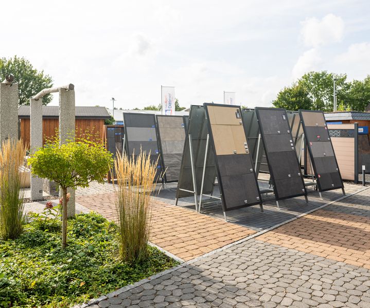 Gartenausstellung mit großflächigen Plattenmustern und Gestaltungsideen für Wege und Terrassen bei bauXpert Dittmer in Lütjenburg