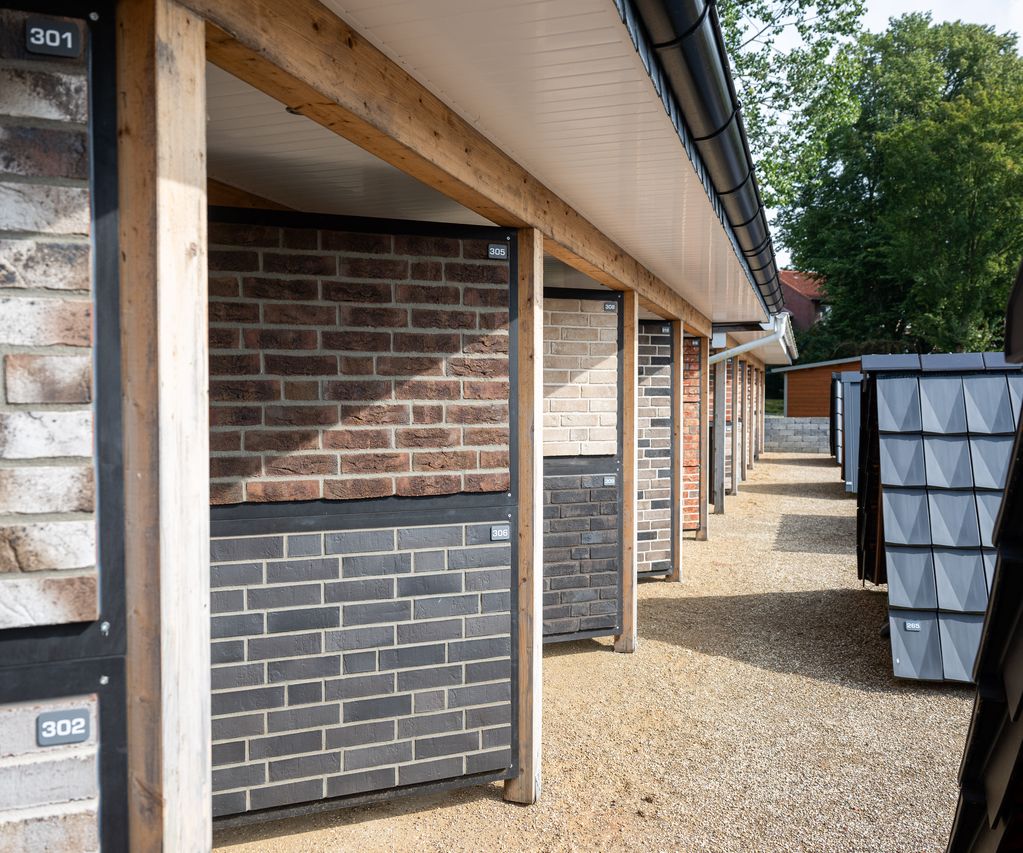 Musterwand mit verschiedenen Klinker- und Verblendstein-Varianten in der GaLa Ausstellung von bauXpert Dittmer, nummerierte Ausstellungsflächen unter einem Dach