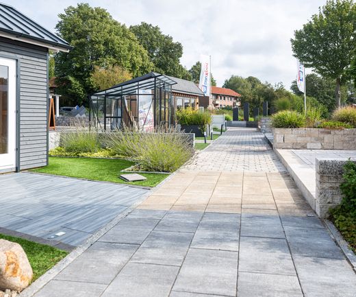Pflasterwege, Musterflächen und Gestaltungselemente in der Garten-Ausstellung bei bauXpert Dittmer in Lütjenburg