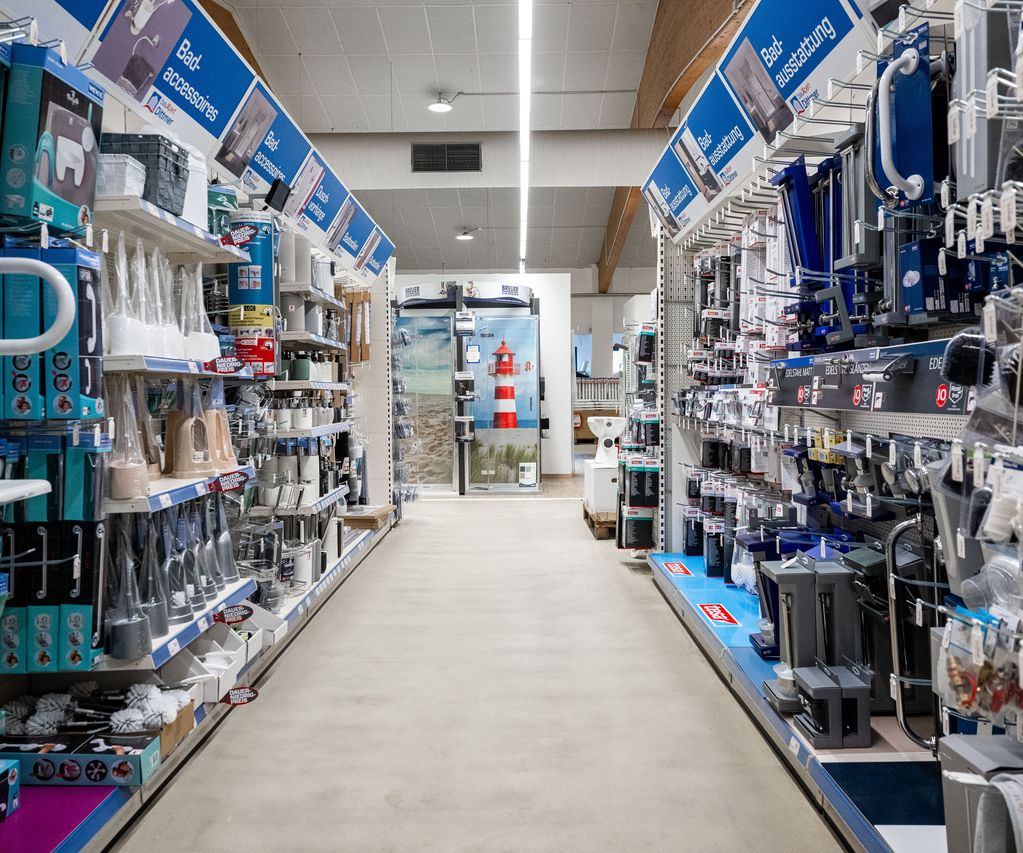 Gang in der Badausstellung von bauXpert Dittmer mit vielfältigem Zubehör für Badgestaltung und Sanitärmontage