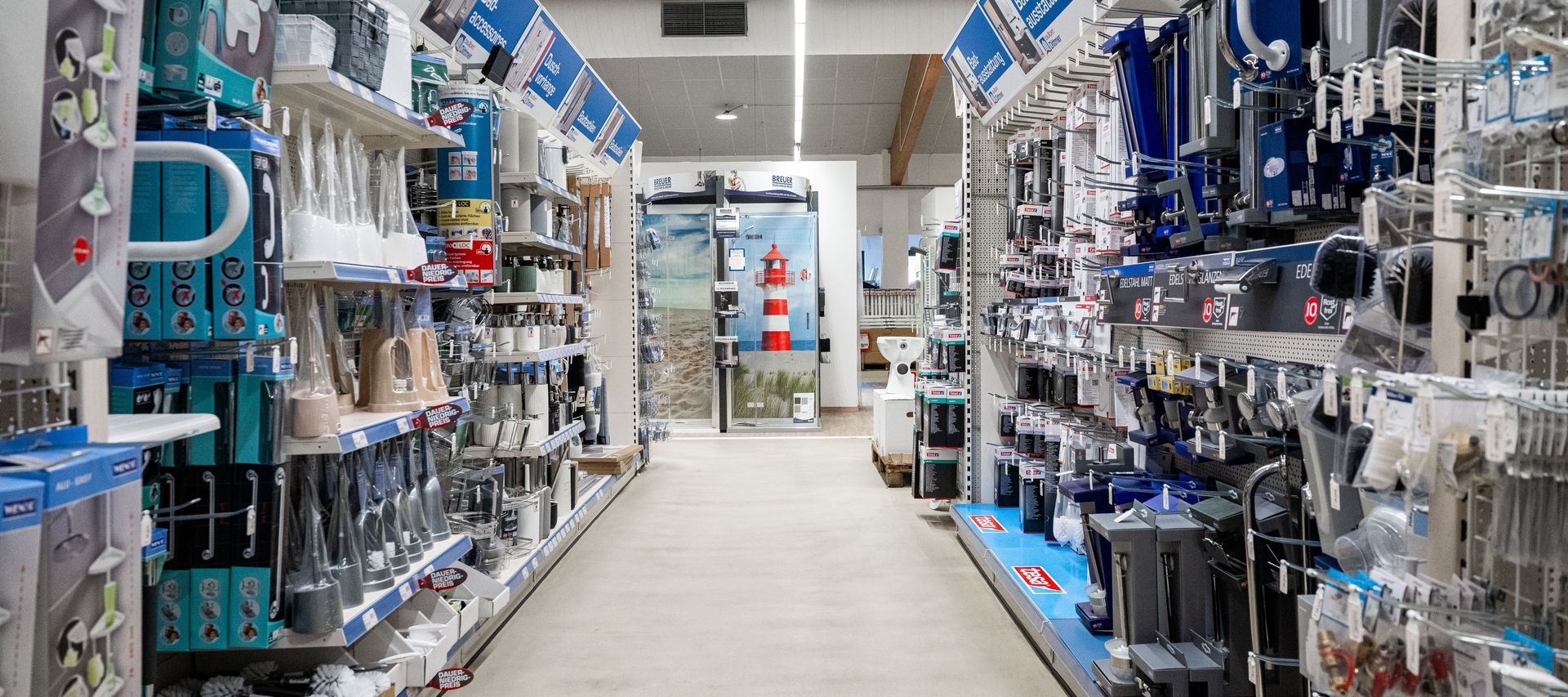 Gang in der Badausstellung von bauXpert Dittmer mit vielfältigem Zubehör für Badgestaltung und Sanitärmontage