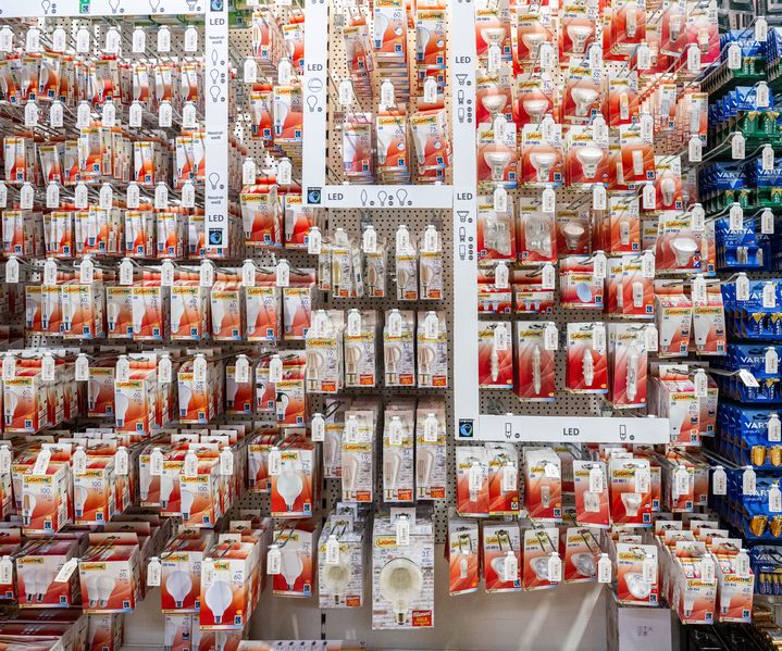 Nahaufnahme des LED-Leuchtmittelregals bei bauXpert Dittmer mit großer Auswahl an Lampen in verschiedenen Formen und Wattstärken