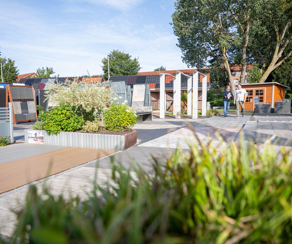 Großzügige Gartenausstellung bei bauXpert Dittmer mit Mustern für Terrassenbeläge, Zäune, Dachformen und Sichtschutz