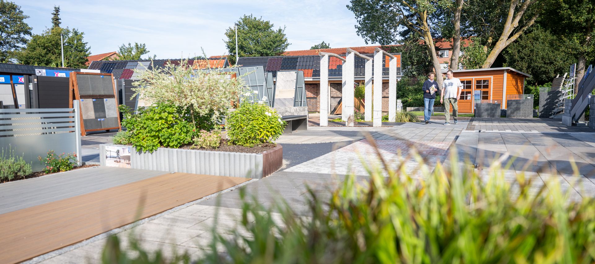Großzügige Gartenausstellung bei bauXpert Dittmer mit Mustern für Terrassenbeläge, Zäune, Dachformen und Sichtschutz